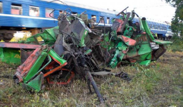 В Краснодарском крае в комбайн врезался пассажирский поезд