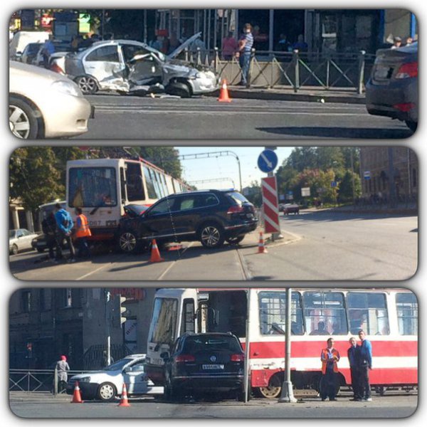 В Питере две иномарки сбили пешехода и въехали в трамвай