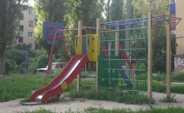 На детской площадке в Курске попытались повесить трансвестита